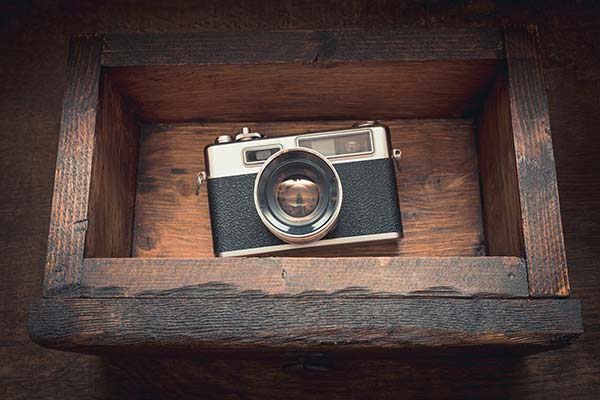 Appareil photo dans une boite en bois pour l'album photos du drakkar de Vendée